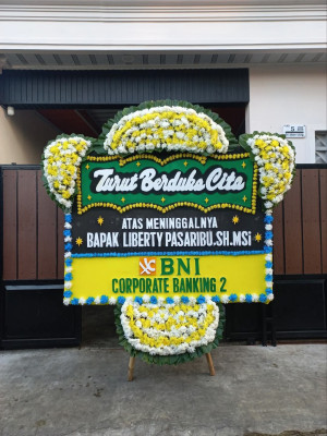 Papan Bunga Duka di Tugu